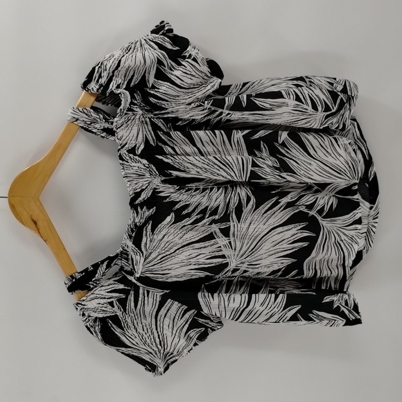 1. State hunter green and white leaf print textured crop flowy top size medium - Picture 1 of 6